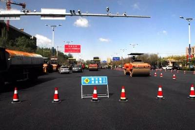 【出行】市政工程管理局在行動:改造機場高速路、敕勒川大街等16條破損嚴重的中心區道路后提示